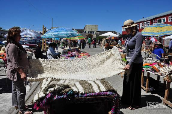 Negociando preços no mercado de Dalcahue, na costa leste da ilha de Chiloé, no sul do Chile